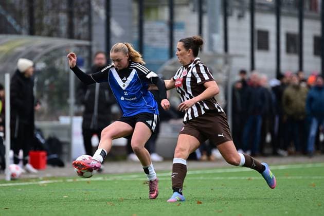 Fußball I Frauen I Saison 2025-2026 I Regionalliga Nord I 10. Spieltag I FC St. Pauli - Hamburger SV U20 I 16.11.2025 Lene Karlotta Sörensen (11, Hamburger SV U20) Rachel Miriam Marcia Free Rinast (31, FC St. Pauli) Hamburg Stadion an der Feldstraße Hamburg Deutschland Copyright: xLobeca FelixxSchlikisx