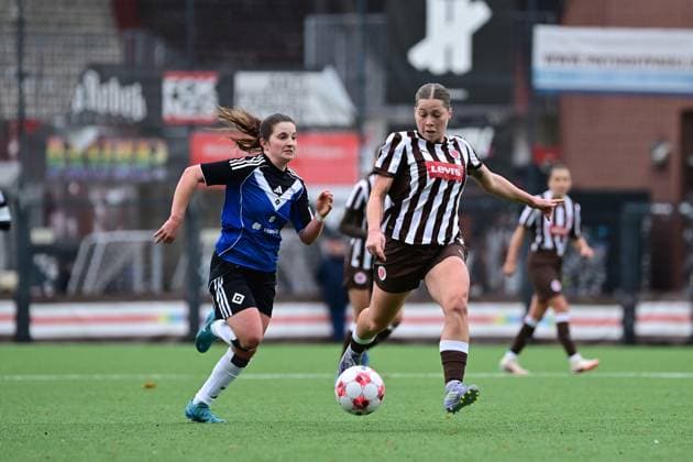 Fußball I Frauen I Saison 2025-2026 I Regionalliga Nord I 10. Spieltag I FC St. Pauli - Hamburger SV U20 I 16.11.2025 Tarah Fee Burmann (8, Hamburger SV U20) Merle Oppenheim (4, FC St. Pauli) Hamburg Stadion an der Feldstraße Hamburg Deutschland Copyright: xLobeca FelixxSchlikisx