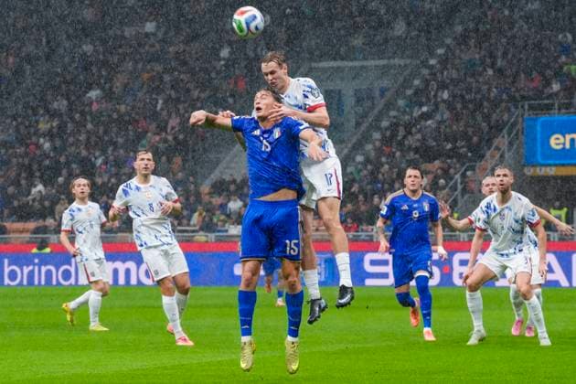 Football, World Cup qualification Italy Norway Milan, Italy 20251116 Italy s Francesco Pio Esposito and Norway s Torbjorn Heggem during the World Cup qualifying football match between Norway and Italy at San Siro Photo Lise Aserud NTB Milano Italy EDITORIAL USE ONLY RESTRICTED USE FOR BETTING COMPANIES  Copyright: xLisexAserudxx xNTBx