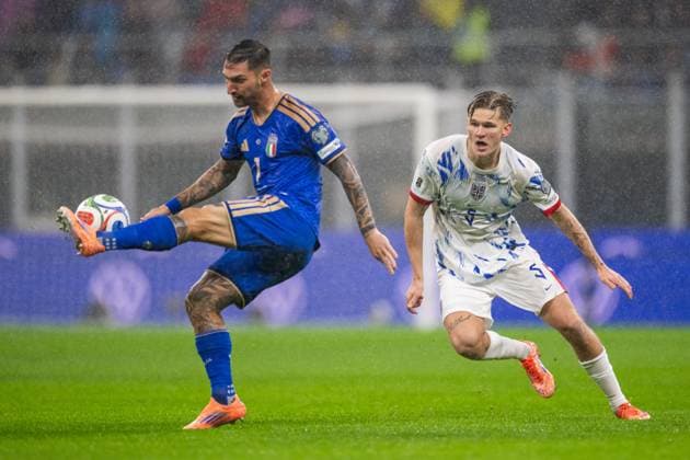 251116 Matteo Politano of Italy and David Moller Wolfe of Norway during the FIFA World Cup, WM, Weltmeisterschaft, Fussball Qualifier football match between Italy and Norway on November 16, 2025 in Milan. Photo: Vegard Grott BILDBYRAN kod VG VG0836 bbeng fotball football soccer fotboll fifa world cup qualifiers european qualifiers 2026 uefa world cup qualifiers vm-kvalifisering vm kvalik vm kval norge norway italien italia italy milano Copyright: VEGARDxGRoTT BB251116VG042