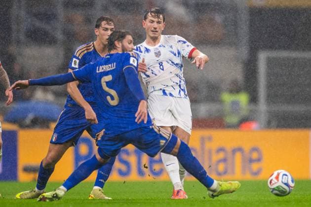 251116 Manuel Locatelli of Italy and Sander Berge of Norway during the FIFA World Cup, WM, Weltmeisterschaft, Fussball Qualifier football match between Italy and Norway on November 16, 2025 in Milan. Photo: Vegard Grott BILDBYRAN kod VG VG0836 bbeng fotball football soccer fotboll fifa world cup qualifiers european qualifiers 2026 uefa world cup qualifiers vm-kvalifisering vm kvalik vm kval norge norway italien italia italy milano Copyright: VEGARDxGRoTT BB251116VG049