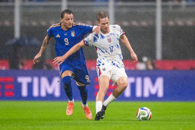 251116 Mateo Retegui of Italy and Torbjorn Heggem of Norway during the FIFA World Cup, WM, Weltmeisterschaft, Fussball Qualifier football match between Italy and Norway on November 16, 2025 in Milan. Photo: Vegard Grott BILDBYRAN kod VG VG0836 bbeng fotball football soccer fotboll fifa world cup qualifiers european qualifiers 2026 uefa world cup qualifiers vm-kvalifisering vm kvalik vm kval norge norway italien italia italy milano Copyright: VEGARDxGRoTT BB251116VG051