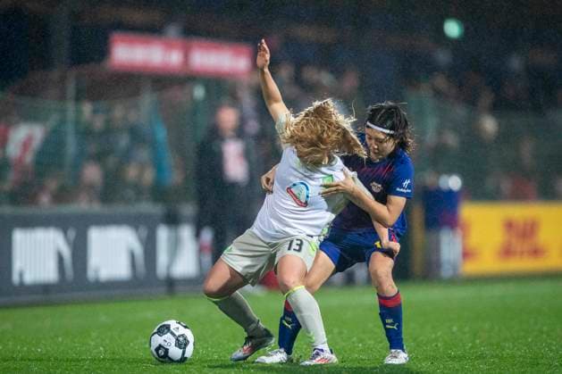 GER, Leipzig, Fußball, DFB-Pokal der Frauen, Achtelfinale, RB Leipzig vs. SV Werder Bremen im Bild v.l.: Ricarda Walkling (Werder Bremen 13), Mai Kadowaki (RB Leipzig 15), Zweikampf 16.11.2025, RB Leipzig Training Akademie, Cottaweg Leipzig DFB REGULATIONS PROHIBIT ANY USE OF PHOTOGRAPHS AS IMAGE SEQUENCES AND OR QUASI-VIDEO, Copyright: HMBxMedia PaulxFritz