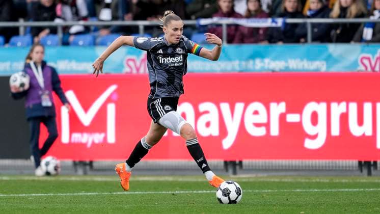 Laura Freigang (SGE, 10), am Ball, Freisteller, Ganzkörper, Einzelbild, Einzelfoto, Aktion, Action, 16.11.2025, Sinsheim (Hoffenheim) (Deutschland), Fussball, DFB-Pokal der Frauen, Achtelfinale, TSG 1899 Hoffenheim - Eintracht Frankfurt, DFB DFL REGULATIONS PROHIBIT ANY USE OF PHOTOGRAPHS AS IMAGE SEQUENCES AND OR QUASI-VIDEO.
