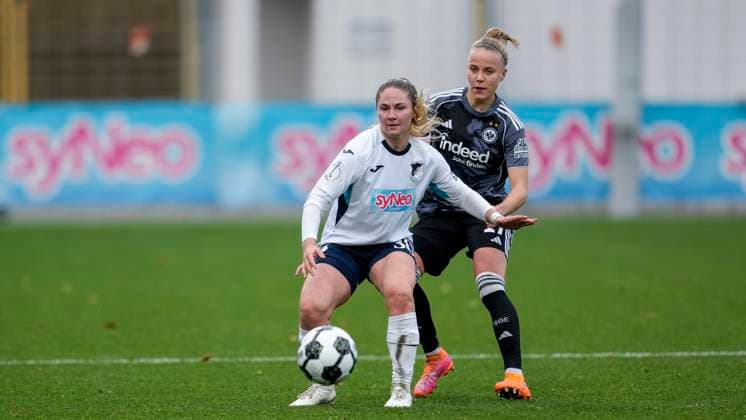 v.li.: Nadine Bitzer (TSG, 30), Pia-Sophie Wolter (SGE, 17), Zweikampf, Spielszene, Duell, duel, tackle, tackling, Dynamik, Action, Aktion, 16.11.2025, Sinsheim (Hoffenheim) (Deutschland), Fussball, DFB-Pokal der Frauen, Achtelfinale, TSG 1899 Hoffenheim - Eintracht Frankfurt, DFB DFL REGULATIONS PROHIBIT ANY USE OF PHOTOGRAPHS AS IMAGE SEQUENCES AND OR QUASI-VIDEO.