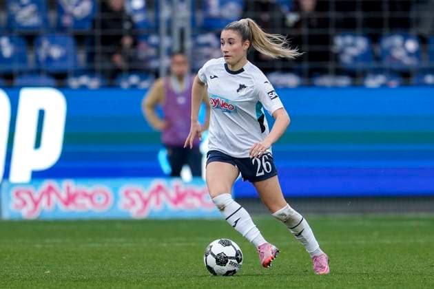 Janna Grimm (TSG, 26), am Ball, Freisteller, Ganzkörper, Einzelbild, Einzelfoto, Aktion, Action, 16.11.2025, Sinsheim (Hoffenheim) (Deutschland), Fussball, DFB-Pokal der Frauen, Achtelfinale, TSG 1899 Hoffenheim - Eintracht Frankfurt, DFB DFL REGULATIONS PROHIBIT ANY USE OF PHOTOGRAPHS AS IMAGE SEQUENCES AND OR QUASI-VIDEO.