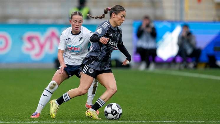 v.li.: Laura Gloning (TSG, 20), Ereleta Memeti (SGE, 27), Zweikampf, Spielszene, Duell, duel, tackle, tackling, Dynamik, Action, Aktion, 16.11.2025, Sinsheim (Hoffenheim) (Deutschland), Fussball, DFB-Pokal der Frauen, Achtelfinale, TSG 1899 Hoffenheim - Eintracht Frankfurt, DFB DFL REGULATIONS PROHIBIT ANY USE OF PHOTOGRAPHS AS IMAGE SEQUENCES AND OR QUASI-VIDEO.