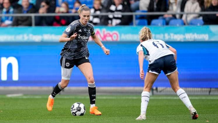 v.li.: Laura Freigang (SGE, 10), Vanessa Diehm (TSG, 6), Aktion, Action, Spielszene, 16.11.2025, Sinsheim (Hoffenheim) (Deutschland), Fussball, DFB-Pokal der Frauen, Achtelfinale, TSG 1899 Hoffenheim - Eintracht Frankfurt, DFB DFL REGULATIONS PROHIBIT ANY USE OF PHOTOGRAPHS AS IMAGE SEQUENCES AND OR QUASI-VIDEO.