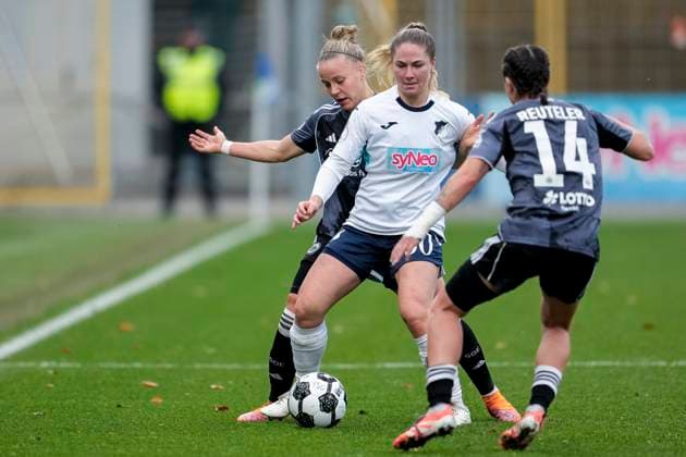 v.li.: Pia-Sophie Wolter (SGE, 17), Nadine Bitzer (TSG, 30), Geraldine Reuteler (SGE, 14), Zweikampf, Spielszene, Duell, duel, tackle, tackling, Dynamik, Action, Aktion, 16.11.2025, Sinsheim (Hoffenheim) (Deutschland), Fussball, DFB-Pokal der Frauen, Achtelfinale, TSG 1899 Hoffenheim - Eintracht Frankfurt, DFB DFL REGULATIONS PROHIBIT ANY USE OF PHOTOGRAPHS AS IMAGE SEQUENCES AND OR QUASI-VIDEO.