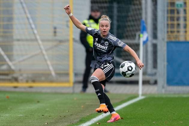 Pia-Sophie Wolter (SGE, 17), am Ball, Freisteller, Ganzkörper, Einzelbild, Einzelfoto, Aktion, Action, 16.11.2025, Sinsheim (Hoffenheim) (Deutschland), Fussball, DFB-Pokal der Frauen, Achtelfinale, TSG 1899 Hoffenheim - Eintracht Frankfurt, DFB DFL REGULATIONS PROHIBIT ANY USE OF PHOTOGRAPHS AS IMAGE SEQUENCES AND OR QUASI-VIDEO.