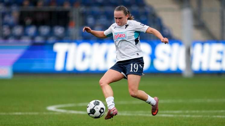 Marie Steiner (TSG, 19), am Ball, Freisteller, Ganzkörper, Einzelbild, Einzelfoto, Aktion, Action, 16.11.2025, Sinsheim (Hoffenheim) (Deutschland), Fussball, DFB-Pokal der Frauen, Achtelfinale, TSG 1899 Hoffenheim - Eintracht Frankfurt, DFB DFL REGULATIONS PROHIBIT ANY USE OF PHOTOGRAPHS AS IMAGE SEQUENCES AND OR QUASI-VIDEO.