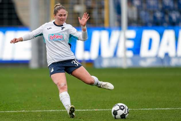 Nadine Bitzer (TSG, 30), am Ball, Freisteller, Ganzkörper, Einzelbild, Einzelfoto, Aktion, Action, 16.11.2025, Sinsheim (Hoffenheim) (Deutschland), Fussball, DFB-Pokal der Frauen, Achtelfinale, TSG 1899 Hoffenheim - Eintracht Frankfurt, DFB DFL REGULATIONS PROHIBIT ANY USE OF PHOTOGRAPHS AS IMAGE SEQUENCES AND OR QUASI-VIDEO.