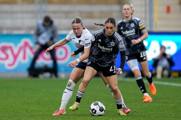 v.li.: Laura Gloning (TSG, 20), Ereleta Memeti (SGE, 27), Zweikampf, Spielszene, Duell, duel, tackle, tackling, Dynamik, Action, Aktion, 16.11.2025, Sinsheim (Hoffenheim) (Deutschland), Fussball, DFB-Pokal der Frauen, Achtelfinale, TSG 1899 Hoffenheim - Eintracht Frankfurt, DFB DFL REGULATIONS PROHIBIT ANY USE OF PHOTOGRAPHS AS IMAGE SEQUENCES AND OR QUASI-VIDEO.