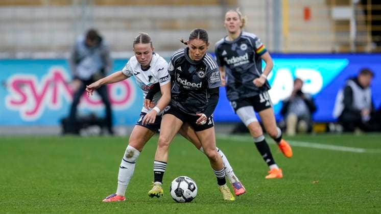 v.li.: Laura Gloning (TSG, 20), Ereleta Memeti (SGE, 27), Zweikampf, Spielszene, Duell, duel, tackle, tackling, Dynamik, Action, Aktion, 16.11.2025, Sinsheim (Hoffenheim) (Deutschland), Fussball, DFB-Pokal der Frauen, Achtelfinale, TSG 1899 Hoffenheim - Eintracht Frankfurt, DFB DFL REGULATIONS PROHIBIT ANY USE OF PHOTOGRAPHS AS IMAGE SEQUENCES AND OR QUASI-VIDEO.