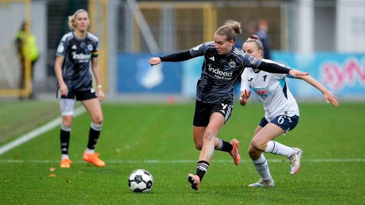 v.li.: Jarne Teulings (SGE, 9), Vanessa Diehm (TSG, 6), Zweikampf, Spielszene, Duell, duel, tackle, tackling, Dynamik, Action, Aktion, 16.11.2025, Sinsheim (Hoffenheim) (Deutschland), Fussball, DFB-Pokal der Frauen, Achtelfinale, TSG 1899 Hoffenheim - Eintracht Frankfurt, DFB DFL REGULATIONS PROHIBIT ANY USE OF PHOTOGRAPHS AS IMAGE SEQUENCES AND OR QUASI-VIDEO.