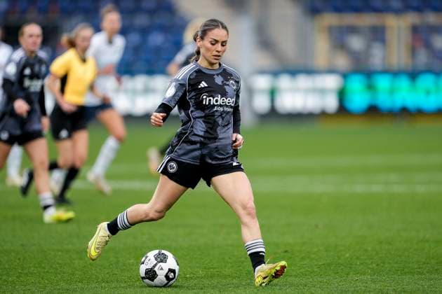 Ereleta Memeti (SGE, 27), am Ball, Freisteller, Ganzkörper, Einzelbild, Einzelfoto, Aktion, Action, 16.11.2025, Sinsheim (Hoffenheim) (Deutschland), Fussball, DFB-Pokal der Frauen, Achtelfinale, TSG 1899 Hoffenheim - Eintracht Frankfurt, DFB DFL REGULATIONS PROHIBIT ANY USE OF PHOTOGRAPHS AS IMAGE SEQUENCES AND OR QUASI-VIDEO.