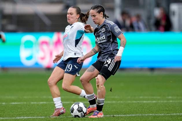 v.li.: Marie Steiner (TSG, 19), Geraldine Reuteler (SGE, 14), Zweikampf, Spielszene, Duell, duel, tackle, tackling, Dynamik, Action, Aktion, 16.11.2025, Sinsheim (Hoffenheim) (Deutschland), Fussball, DFB-Pokal der Frauen, Achtelfinale, TSG 1899 Hoffenheim - Eintracht Frankfurt, DFB DFL REGULATIONS PROHIBIT ANY USE OF PHOTOGRAPHS AS IMAGE SEQUENCES AND OR QUASI-VIDEO.