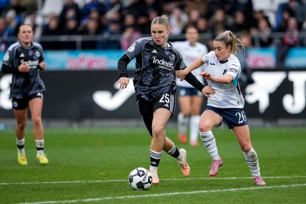 v.li.: Jella Veit (SGE, 25), Janna Grimm (TSG, 26), Zweikampf, Spielszene, Duell, duel, tackle, tackling, Dynamik, Action, Aktion, 16.11.2025, Sinsheim (Hoffenheim) (Deutschland), Fussball, DFB-Pokal der Frauen, Achtelfinale, TSG 1899 Hoffenheim - Eintracht Frankfurt, DFB DFL REGULATIONS PROHIBIT ANY USE OF PHOTOGRAPHS AS IMAGE SEQUENCES AND OR QUASI-VIDEO.