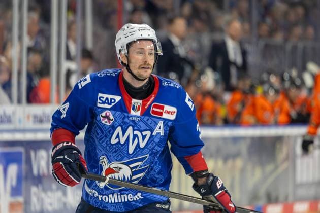 DEL, Deutsche Eishockey Liga Saison 2025 26, 19. Spieltag: Adler Mannheim gegen Grizzlys Wolfsburg***Bild: Tom Kühnhackl (34, Mannheim) *** DEL, German Ice Hockey League Season 2025 26, Matchday 19 Adler Mannheim vs Grizzlys WolfsburgPicture Tom Kühnhackl 34, Mannheim Copyright: xUdoxHerrmannx