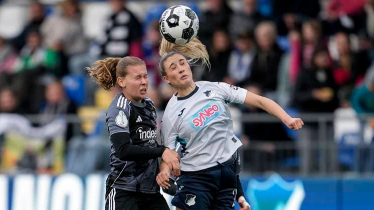 v.li.: Jarne Teulings (SGE, 9), Janna Grimm (TSG, 26), beim Kopfball, Kopfballduell, Spielszene, Zweikampf in der Luft, Aktion, Action, 16.11.2025, Sinsheim (Hoffenheim) (Deutschland), Fussball, DFB-Pokal der Frauen, Achtelfinale, TSG 1899 Hoffenheim - Eintracht Frankfurt, DFB DFL REGULATIONS PROHIBIT ANY USE OF PHOTOGRAPHS AS IMAGE SEQUENCES AND OR QUASI-VIDEO.