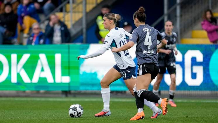 v.li.: Selina Cerci (TSG, 29), Noemi Ivelj (SGE, 4), Zweikampf, Spielszene, Duell, duel, tackle, tackling, Dynamik, Action, Aktion, 16.11.2025, Sinsheim (Hoffenheim) (Deutschland), Fussball, DFB-Pokal der Frauen, Achtelfinale, TSG 1899 Hoffenheim - Eintracht Frankfurt, DFB DFL REGULATIONS PROHIBIT ANY USE OF PHOTOGRAPHS AS IMAGE SEQUENCES AND OR QUASI-VIDEO.