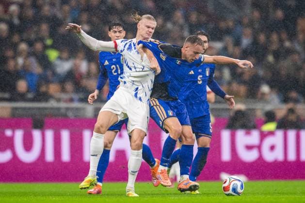 251116 Erling Braut Haaland of Norway and Davide Frattesi of Italy during the FIFA World Cup, WM, Weltmeisterschaft, Fussball Qualifier football match between Italy and Norway on November 16, 2025 in Milan. Photo: Vegard Grott BILDBYRAN kod VG VG0836 bbeng fotball football soccer fotboll fifa world cup qualifiers european qualifiers 2026 uefa world cup qualifiers vm-kvalifisering vm kvalik vm kval norge norway italien italia italy milano Copyright: VEGARDxGRoTT BB251116VG056