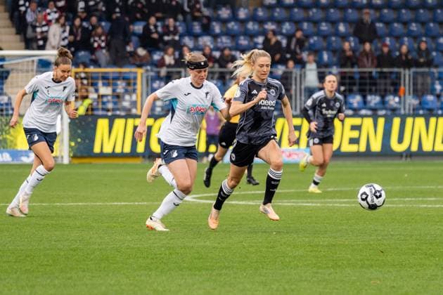 Spielszene, Dribbling, Offensivaktion, Zweikampf, Ballaktion, v.l. Wielle Douma (TSG 1899 Hoffenheim, 13), Rebecka Blomqvist (Eintracht Frankfurt, 28), GER, TSG 1899 Hoffenheim vs. Eintracht Frankfurt, Fussball, DFB-Pokal der Frauen, Achtelfinale, Saison 2025 2026, 16.11.2025, DFB REGULATIONS PROHIBIT ANY USE OF PHOTOGRAPHS AS IMAGE SEQUENCES AND OR QUASI-VIDEO, GER, TSG 1899 Hoffenheim vs. Eintracht Frankfurt, Fussball, DFB-Pokal der Frauen, Achtelfinale, Saison 2025 2026, 16.11.2025 Sinsheim-Hoffenheim Copyright: xEibner-Pressefoto Jan-NiclasxGrox EP_JGG
