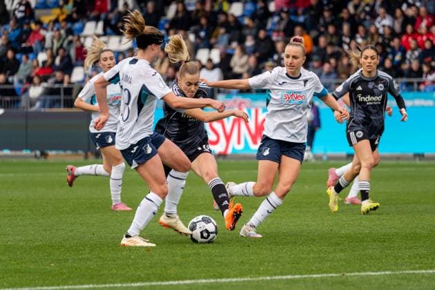 Spielszene, Zweikampf, Ballaktion, Aktion, v.l. Wielle Douma (TSG 1899 Hoffenheim, 13), Laura Freigang (Eintracht Frankfurt, 10), Vanessa Diehm (TSG 1899 Hoffenheim, 06), GER, TSG 1899 Hoffenheim vs. Eintracht Frankfurt, Fussball, DFB-Pokal der Frauen, Achtelfinale, Saison 2025 2026, 16.11.2025, DFB REGULATIONS PROHIBIT ANY USE OF PHOTOGRAPHS AS IMAGE SEQUENCES AND OR QUASI-VIDEO, GER, TSG 1899 Hoffenheim vs. Eintracht Frankfurt, Fussball, DFB-Pokal der Frauen, Achtelfinale, Saison 2025 2026, 16.11.2025 Sinsheim-Hoffenheim Copyright: xEibner-Pressefoto Jan-NiclasxGrox EP_JGG