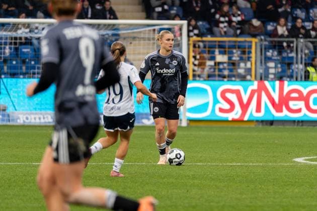 Freisteller Jella Veit (Eintracht Frankfurt, 25) mit Ball, GER, TSG 1899 Hoffenheim vs. Eintracht Frankfurt, Fussball, DFB-Pokal der Frauen, Achtelfinale, Saison 2025 2026, 16.11.2025, DFB REGULATIONS PROHIBIT ANY USE OF PHOTOGRAPHS AS IMAGE SEQUENCES AND OR QUASI-VIDEO, GER, TSG 1899 Hoffenheim vs. Eintracht Frankfurt, Fussball, DFB-Pokal der Frauen, Achtelfinale, Saison 2025 2026, 16.11.2025 Sinsheim-Hoffenheim Copyright: xEibner-Pressefoto Jan-NiclasxGrox EP_JGG