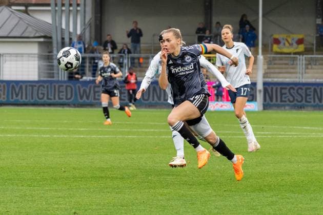 Spielszene, Dribbling, Offensivaktion Laura Freigang (Eintracht Frankfurt, 10), GER, TSG 1899 Hoffenheim vs. Eintracht Frankfurt, Fussball, DFB-Pokal der Frauen, Achtelfinale, Saison 2025 2026, 16.11.2025, DFB REGULATIONS PROHIBIT ANY USE OF PHOTOGRAPHS AS IMAGE SEQUENCES AND OR QUASI-VIDEO, GER, TSG 1899 Hoffenheim vs. Eintracht Frankfurt, Fussball, DFB-Pokal der Frauen, Achtelfinale, Saison 2025 2026, 16.11.2025 Sinsheim-Hoffenheim Copyright: xEibner-Pressefoto Jan-NiclasxGrox EP_JGG