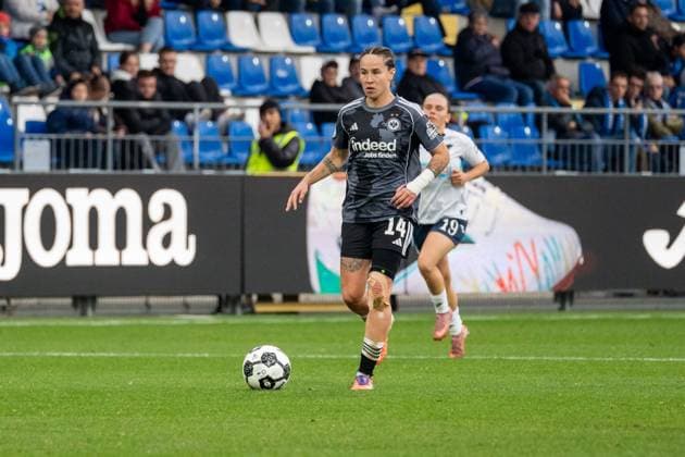 Freisteller, Dribbling, Offensivaktion, Ballaktion, Aktion Geraldine Reuteler (Eintracht Frankfurt, 14), GER, TSG 1899 Hoffenheim vs. Eintracht Frankfurt, Fussball, DFB-Pokal der Frauen, Achtelfinale, Saison 2025 2026, 16.11.2025, DFB REGULATIONS PROHIBIT ANY USE OF PHOTOGRAPHS AS IMAGE SEQUENCES AND OR QUASI-VIDEO, GER, TSG 1899 Hoffenheim vs. Eintracht Frankfurt, Fussball, DFB-Pokal der Frauen, Achtelfinale, Saison 2025 2026, 16.11.2025 Sinsheim-Hoffenheim Copyright: xEibner-Pressefoto Jan-NiclasxGrox EP_JGG