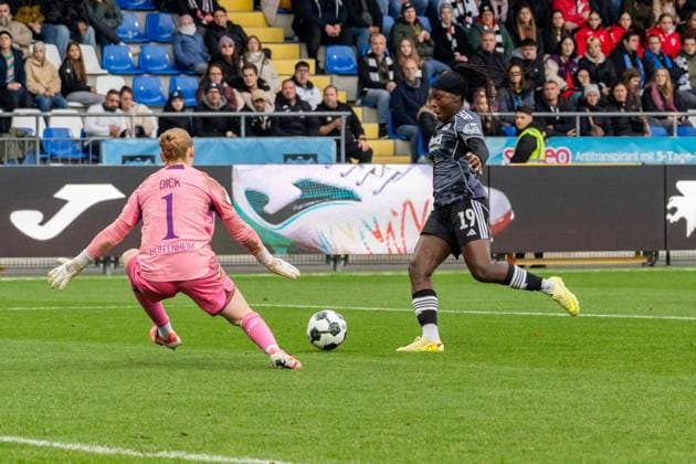 Spielszene, Offensivaktion zum Tor zum 3:6 durch Nicole Anyomi (Eintracht Frankfurt, 19), GER, TSG 1899 Hoffenheim vs. Eintracht Frankfurt, Fussball, DFB-Pokal der Frauen, Achtelfinale, Saison 2025 2026, 16.11.2025, DFB REGULATIONS PROHIBIT ANY USE OF PHOTOGRAPHS AS IMAGE SEQUENCES AND OR QUASI-VIDEO, GER, TSG 1899 Hoffenheim vs. Eintracht Frankfurt, Fussball, DFB-Pokal der Frauen, Achtelfinale, Saison 2025 2026, 16.11.2025 Sinsheim-Hoffenheim Copyright: xEibner-Pressefoto Jan-NiclasxGrox EP_JGG