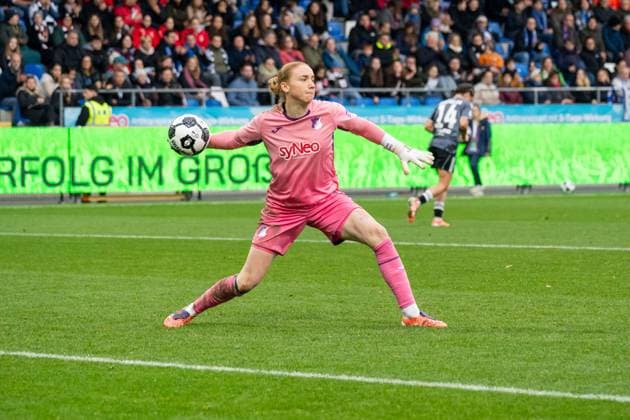Freisteller, Ballaktion, Aktion, Abwurf Laura Dick (TSG 1899 Hoffenheim, 01), GER, TSG 1899 Hoffenheim vs. Eintracht Frankfurt, Fussball, DFB-Pokal der Frauen, Achtelfinale, Saison 2025 2026, 16.11.2025, DFB REGULATIONS PROHIBIT ANY USE OF PHOTOGRAPHS AS IMAGE SEQUENCES AND OR QUASI-VIDEO, GER, TSG 1899 Hoffenheim vs. Eintracht Frankfurt, Fussball, DFB-Pokal der Frauen, Achtelfinale, Saison 2025 2026, 16.11.2025 Sinsheim-Hoffenheim Copyright: xEibner-Pressefoto Jan-NiclasxGrox EP_JGG