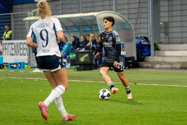 Freisteller, Dribbling, Ballaktion, Aktion Dilara Acikgoez (Eintracht Frankfurt, 29), GER, TSG 1899 Hoffenheim vs. Eintracht Frankfurt, Fussball, DFB-Pokal der Frauen, Achtelfinale, Saison 2025 2026, 16.11.2025, DFB REGULATIONS PROHIBIT ANY USE OF PHOTOGRAPHS AS IMAGE SEQUENCES AND OR QUASI-VIDEO, GER, TSG 1899 Hoffenheim vs. Eintracht Frankfurt, Fussball, DFB-Pokal der Frauen, Achtelfinale, Saison 2025 2026, 16.11.2025 Sinsheim-Hoffenheim Copyright: xEibner-Pressefoto Jan-NiclasxGrox EP_JGG