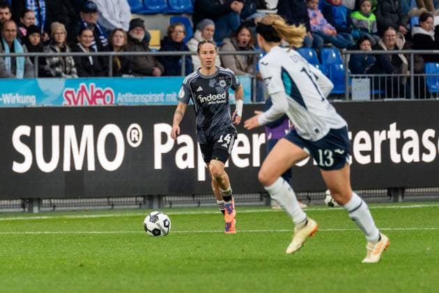 Freisteller, Dribbling, Offensivaktion, Ballaktion, Aktion Geraldine Reuteler (Eintracht Frankfurt, 14), GER, TSG 1899 Hoffenheim vs. Eintracht Frankfurt, Fussball, DFB-Pokal der Frauen, Achtelfinale, Saison 2025 2026, 16.11.2025, DFB REGULATIONS PROHIBIT ANY USE OF PHOTOGRAPHS AS IMAGE SEQUENCES AND OR QUASI-VIDEO, GER, TSG 1899 Hoffenheim vs. Eintracht Frankfurt, Fussball, DFB-Pokal der Frauen, Achtelfinale, Saison 2025 2026, 16.11.2025 Sinsheim-Hoffenheim Copyright: xEibner-Pressefoto Jan-NiclasxGrox EP_JGG
