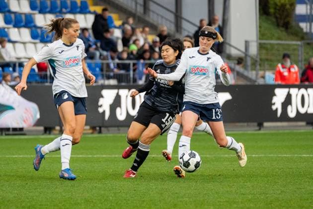 Spielszene, Zweikampf, Ballaktion, Aktion, v.l. Lisann Kaut (TSG 1899 Hoffenheim, 04), Remina Chiba (Eintracht Frankfurt, 15), Wielle Douma (TSG 1899 Hoffenheim, 13), GER, TSG 1899 Hoffenheim vs. Eintracht Frankfurt, Fussball, DFB-Pokal der Frauen, Achtelfinale, Saison 2025 2026, 16.11.2025, DFB REGULATIONS PROHIBIT ANY USE OF PHOTOGRAPHS AS IMAGE SEQUENCES AND OR QUASI-VIDEO, GER, TSG 1899 Hoffenheim vs. Eintracht Frankfurt, Fussball, DFB-Pokal der Frauen, Achtelfinale, Saison 2025 2026, 16.11.2025 Sinsheim-Hoffenheim Copyright: xEibner-Pressefoto Jan-NiclasxGrox EP_JGG