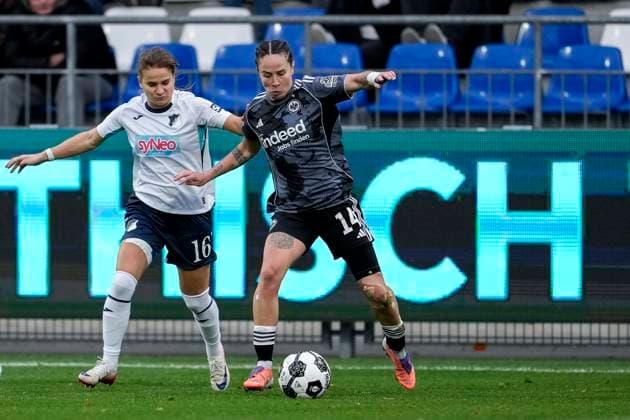 v.li.: Dominika Grabowska (TSG, 16), Geraldine Reuteler (SGE, 14), Zweikampf, Spielszene, Duell, duel, tackle, tackling, Dynamik, Action, Aktion, 16.11.2025, Sinsheim (Hoffenheim) (Deutschland), Fussball, DFB-Pokal der Frauen, Achtelfinale, TSG 1899 Hoffenheim - Eintracht Frankfurt, DFB DFL REGULATIONS PROHIBIT ANY USE OF PHOTOGRAPHS AS IMAGE SEQUENCES AND OR QUASI-VIDEO.