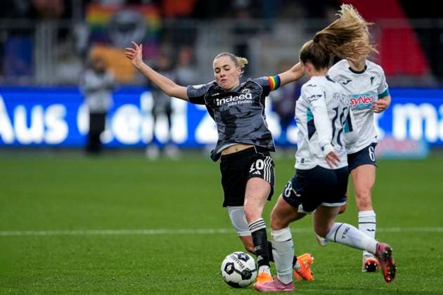 v.li.: Laura Freigang (SGE, 10), Valesca Ampoorter (TSG, 18), Zweikampf, Spielszene, Duell, duel, tackle, tackling, Dynamik, Action, Aktion, 16.11.2025, Sinsheim (Hoffenheim) (Deutschland), Fussball, DFB-Pokal der Frauen, Achtelfinale, TSG 1899 Hoffenheim - Eintracht Frankfurt, DFB DFL REGULATIONS PROHIBIT ANY USE OF PHOTOGRAPHS AS IMAGE SEQUENCES AND OR QUASI-VIDEO.