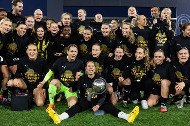 251116 Häckens spelare och ledare jublar med Kronprinsessan Victorias pokal efter vinsten i Damallsvenskan och fotbollsmatchen i Damallsvenskan mellan Häcken och Pitea den 16 november 2025 i Göteborg. Copyright: MICHAELxERICHSEN BB251116MI176