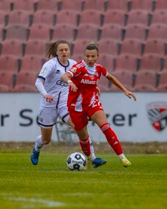 Ingolstadt, Deutschland 16. November 2025: DFB Pokal Frauen - 1 8 Finale - 2025 2026 - FC Ingolstadt 04 vs. FC Bayern München Im Bild: v. li. im Zweikampf Mara Winter (FCI) und Arianna Caruso (FCB) ESV Stadion Bayern Copyright: xFotostandx xSchäferx