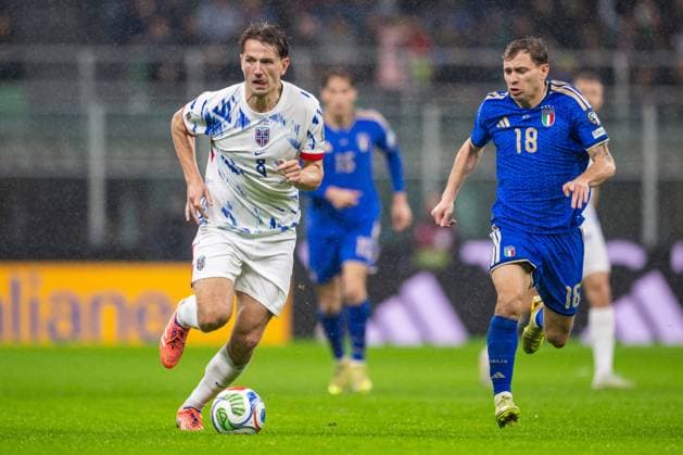 251116 Sander Berge of Norway and Nicolo Barella of Italy during the FIFA World Cup, WM, Weltmeisterschaft, Fussball Qualifier football match between Italy and Norway on November 16, 2025 in Milan. Photo: Vegard Grott BILDBYRAN kod VG VG0836 bbeng fotball football soccer fotboll fifa world cup qualifiers european qualifiers 2026 uefa world cup qualifiers vm-kvalifisering vm kvalik vm kval norge norway italien italia italy milano Copyright: VEGARDxGRoTT BB251116VG071
