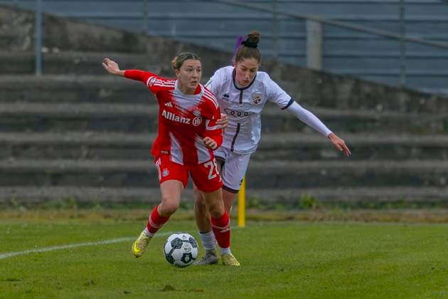 Ingolstadt, Deutschland 16. November 2025: DFB Pokal Frauen - 1 8 Finale - 2025 2026 - FC Ingolstadt 04 vs. FC Bayern München Im Bild: v. li. im Zweikampf Barbara Dunst (FCB) und Emma Kusch (FCI) ESV Stadion Bayern Copyright: xFotostandx xSchäferx