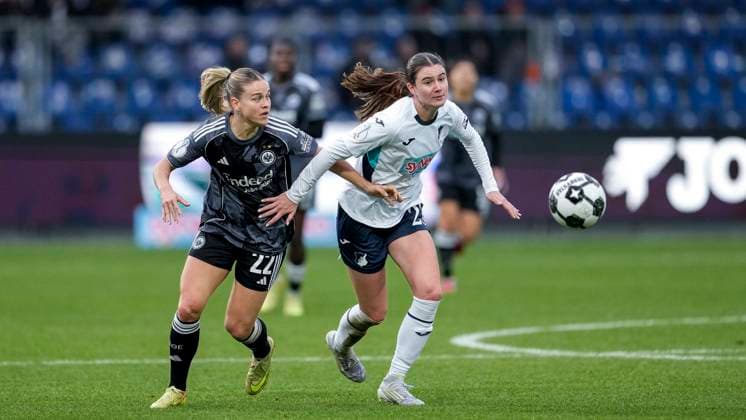 v.li.: Nadine Riesen (SGE, 22), Chiara Hahn (TSG, 23), Zweikampf, Spielszene, Duell, duel, tackle, tackling, Dynamik, Action, Aktion, 16.11.2025, Sinsheim (Hoffenheim) (Deutschland), Fussball, DFB-Pokal der Frauen, Achtelfinale, TSG 1899 Hoffenheim - Eintracht Frankfurt, DFB DFL REGULATIONS PROHIBIT ANY USE OF PHOTOGRAPHS AS IMAGE SEQUENCES AND OR QUASI-VIDEO.