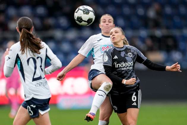 v.li.: Chiara Hahn (TSG, 23), Laura Gloning (TSG, 20), Elisa Senß (Senss, SGE, 6), Zweikampf, Spielszene, Duell, duel, tackle, tackling, Dynamik, Action, Aktion, 16.11.2025, Sinsheim (Hoffenheim) (Deutschland), Fussball, DFB-Pokal der Frauen, Achtelfinale, TSG 1899 Hoffenheim - Eintracht Frankfurt, DFB DFL REGULATIONS PROHIBIT ANY USE OF PHOTOGRAPHS AS IMAGE SEQUENCES AND OR QUASI-VIDEO.