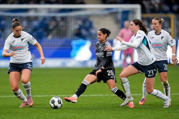 v.li.: Melissa Kössler (TSG, 25), Ilayda Acikgöz (SGE, 20), Chiara Hahn (TSG, 23), Laura Gloning (TSG, 20), Zweikampf, Spielszene, Duell, duel, tackle, tackling, Dynamik, Action, Aktion, 16.11.2025, Sinsheim (Hoffenheim) (Deutschland), Fussball, DFB-Pokal der Frauen, Achtelfinale, TSG 1899 Hoffenheim - Eintracht Frankfurt, DFB DFL REGULATIONS PROHIBIT ANY USE OF PHOTOGRAPHS AS IMAGE SEQUENCES AND OR QUASI-VIDEO.
