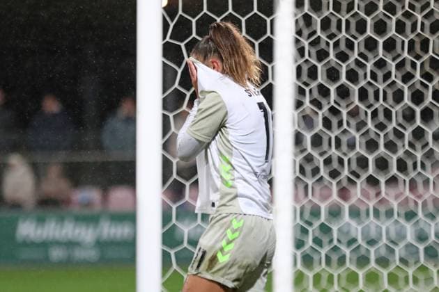 DFB-Pokal Frauen: RB Leipzig - SV Werder Bremen; 16.11.2025 Maja Sternad (11, Werder Bremen) vergräbt aus Enttäuschung über die vergebene Chance das Gesicht im Trikot. Emotionen. Fußball, DFB-Pokal Frauen, Saison 2025 2026, Achtelfinale: RB Leipzig vs. SV Werder Bremen am 16.11.2025, Trainingszentrum Cottaweg, Leipzig. DFB REGULATIONS PROHIBIT ANY USE OF PHOTOGRAPHS AS IMAGE SEQUENCES AND OR QUASI-VIDEO. Copyright: xBEAUTIFULxSPORTS JanxKaeferx
