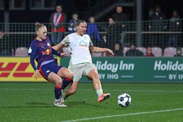 DFB-Pokal Frauen: RB Leipzig - SV Werder Bremen; 16.11.2025 Chance für Larissa Mühlhaus (7, Werder Bremen) im Duell mit Victoria Krug (20, RB Leipzig). Fußball, DFB-Pokal Frauen, Saison 2025 2026, Achtelfinale: RB Leipzig vs. SV Werder Bremen am 16.11.2025, Trainingszentrum Cottaweg, Leipzig. DFB REGULATIONS PROHIBIT ANY USE OF PHOTOGRAPHS AS IMAGE SEQUENCES AND OR QUASI-VIDEO. Copyright: xBEAUTIFULxSPORTS JanxKaeferx