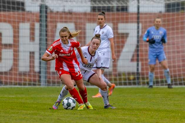 Ingolstadt, Deutschland 16. November 2025: DFB Pokal Frauen - 1 8 Finale - 2025 2026 - FC Ingolstadt 04 vs. FC Bayern München Im Bild: v. li. im Zweikampf Georgia Stanway (FCB) Schueller (FCB) und Lea Wolski (FCI) ESV Stadion Bayern Copyright: xFotostandx xSchäferx