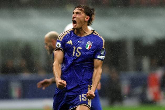 CALCIO - FIFA Mondiali - Qualifiers - Italy vs Norway Milan, Italy November 16, 2025: Pio esposito of Italy score the goal and celebrate with the team during the match between Italy and Norway, Group I, valid for the European qualifiers for the 2026 FIFA World Cup, WM, Weltmeisterschaft, Fussball will be played at the Giuseppe Meazza - San Siro stadium in Milan. Milan Italy  Copyright: xIPAxSport ABACAx