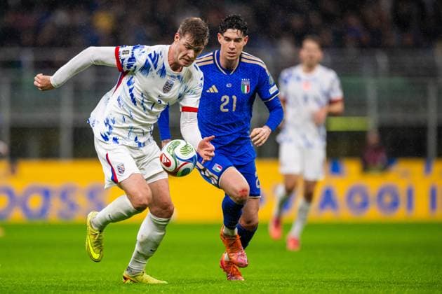 251116 Alexander Sorloth of Norway and Alessandro Bastoni of Italy during the FIFA World Cup, WM, Weltmeisterschaft, Fussball Qualifier football match between Italy and Norway on November 16, 2025 in Milan. Photo: Vegard Grott BILDBYRAN kod VG VG0836 bbeng fotball football soccer fotboll fifa world cup qualifiers european qualifiers 2026 uefa world cup qualifiers vm-kvalifisering vm kvalik vm kval norge norway italien italia italy milano Copyright: VEGARDxGRoTT BB251116VG092